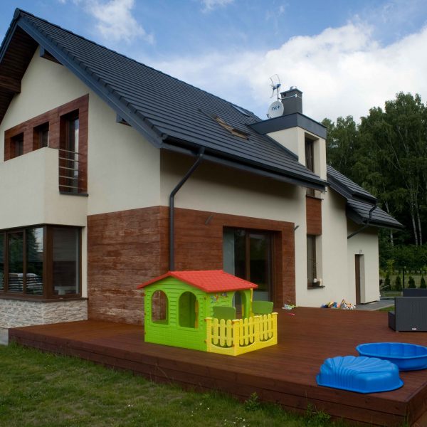 Realizacja z płaską dachówką Braas Teviva grafit, nadającą budynkowi nowoczesny wygląd.